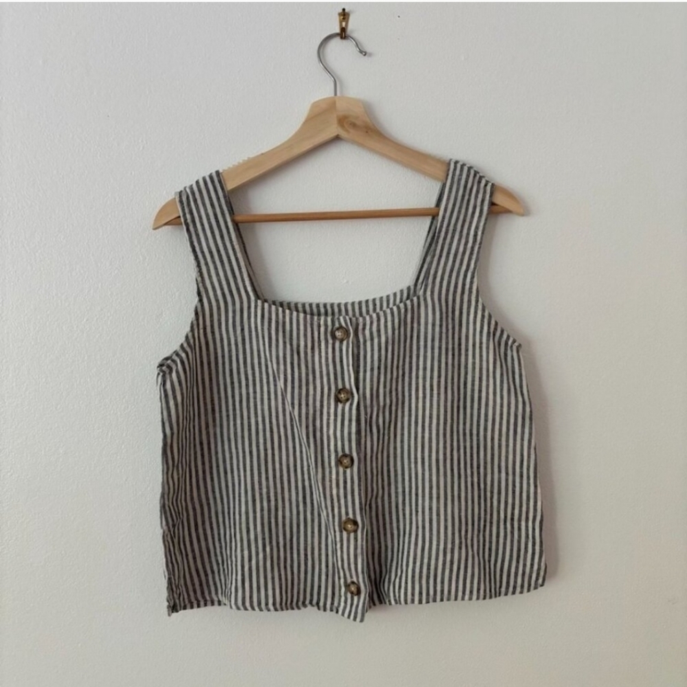 Esby linen top with buttons